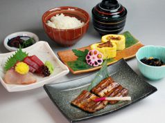 料理メニュー写真 【うなぎ定食】うなぎ定食蒲焼・う巻と鰻料理の人気メニューを揃えた定食。