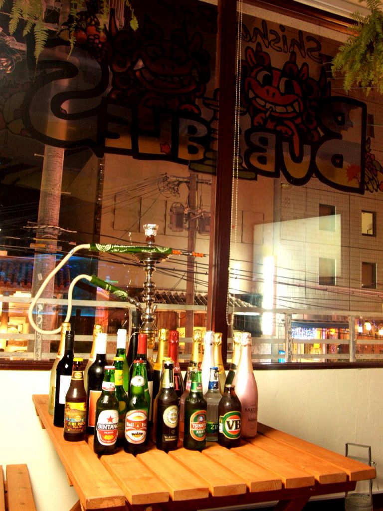 国際通りを眺めながら…。世界各地19ヶ国のビールなど、お酒とShishaをお楽しみください☆