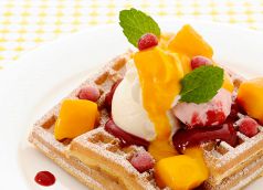 料理メニュー写真&nbsp;【期間限定】≪季節のおすすめ≫マンゴーベリーアイスクリームワッフル（単品／Set）