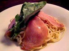 料理メニュー写真 生ハムとルーコラのペペロンチーノ