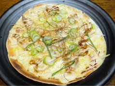 料理メニュー写真 照り焼きチキンピザ・ウィンナーとコーンのマヨピザ