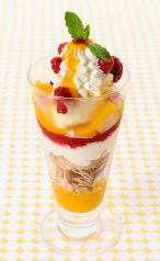 料理メニュー写真&nbsp;【期間限定】≪季節のおすすめ≫マンゴーベリーパフェ（単品／Set）