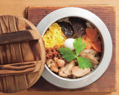 料理メニュー写真 とりでん五目釜飯/鶏の甘唐釜飯/親子そぼろ釜飯/茨城常盤しらすと梅の釜飯