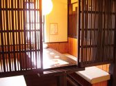 ベンチシート、格子の扉にて区切っています