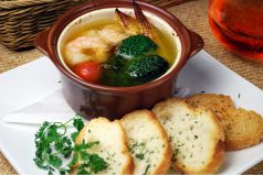 料理メニュー写真 季節野菜と海老のアヒージョ
