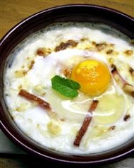 料理メニュー写真 カルボナーラのドリア