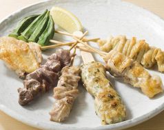 料理メニュー写真 北の黄金鶏 味くらべ串盛り7点