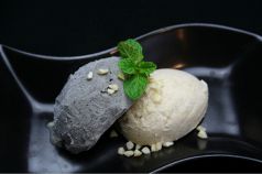 料理メニュー写真 黒ゴマと白ゴマのアイス
