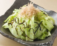 料理メニュー写真 丸ごとレタス塩昆布サラダ
