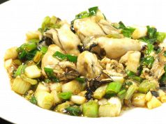 料理メニュー写真&nbsp;旬の鮮魚　特製ソース蒸し／台湾風カキの黒豆炒め　各1365円