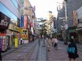 ドンキの目の前の商店街をまっすぐ進んで⇒