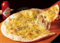 料理メニュー写真&nbsp;３種のチーズのプレミアムピザ（ゴルゴンゾーラ入り）