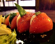 料理メニュー写真 大根と水菜のシャキシャキサラダ/トマトとモッツアレラチーズのサラダ