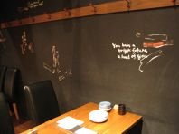 黒い壁の正体は炭配合塗料