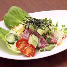 料理メニュー写真 アボガドと鮪のカクテルサラダ