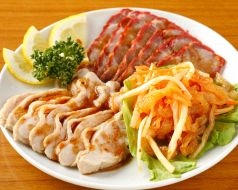 料理メニュー写真 焼豚、蒸し鶏、くらげの盛り合わせ