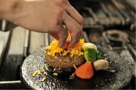 溶岩石板でアツアツを提供
