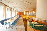 ガラス張りで明るい店内♪