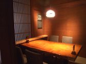 古木の一枚板を使用したテーブル席