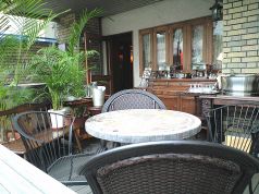 気候のいい時期は店外のテラス席も