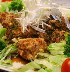 料理メニュー写真 若鶏の唐揚げ 特製ソースがけ