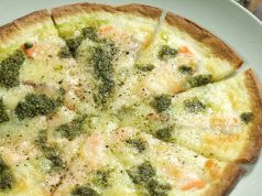 料理メニュー写真 サーモンホワイトピザ~ジェノヴァ風~