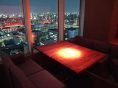 寛げるグループ用窓際のソファ席