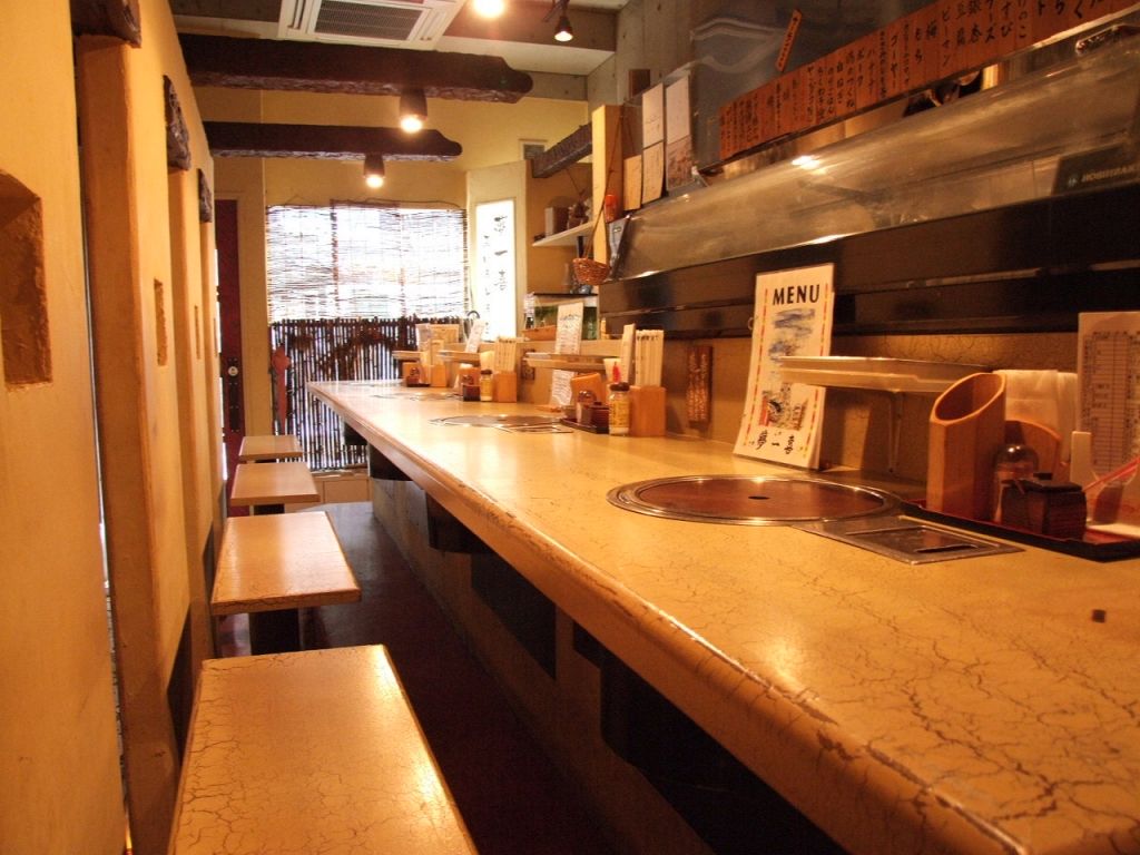 落ち着いた雰囲気が漂う店内は、サラリーマンに大人気!カウンター席でゆっくりくつろげます。