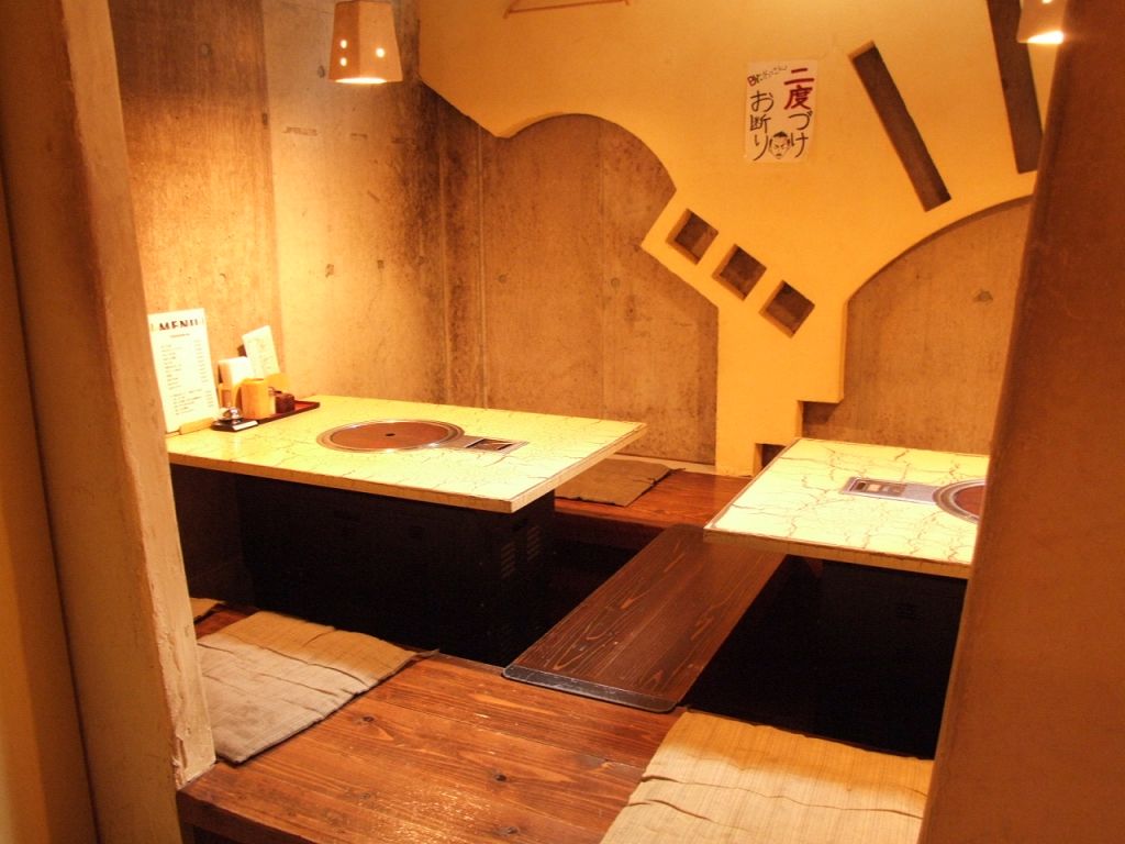 お店の奥には掘りごたつ席の半個室が。接待にもピッタリな空間です。