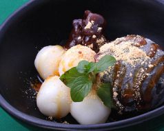 料理メニュー写真&nbsp;白玉と黒ゴマアイスのぜんざい