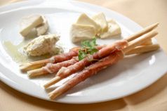 料理メニュー写真&nbsp;生ハムグリッシーニとチーズの盛り合せ