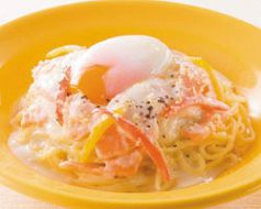 料理メニュー写真&nbsp;半熟卵・スモークサーモンのカルボナーラ