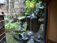 中庭には滝が