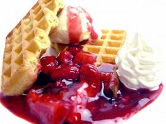 料理メニュー写真 トリプルベリーワッフル