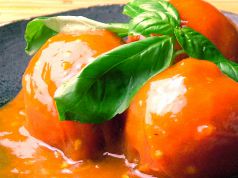 料理メニュー写真 丸ごとトマトの肉詰め煮込み