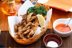 料理メニュー写真&nbsp;インドネシア風 鶏皮のぱりぱり揚げ バリの天然塩仕立て