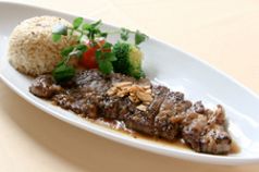 料理メニュー写真&nbsp;ストリップロインステーキのガーリックライス添え