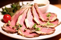 料理メニュー写真 ペッパーローストビーフ~黒仕込み~