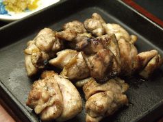 料理メニュー写真 名物!菜彩鶏のもも焼