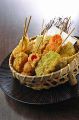 料理メニュー写真&nbsp;串揚げの盛り合わせ（野菜・肉・魚介類）/川海老の素揚げ（霞ヶ浦）