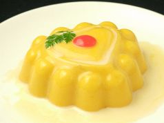 料理メニュー写真&nbsp;季節の果実のプリン　630円