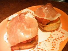 料理メニュー写真 生ハムとフレッシュトマトのブルスケッタ
