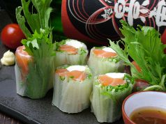 料理メニュー写真&nbsp;サーモンとクリームチーズの生春巻き