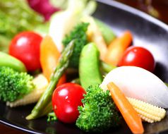 料理メニュー写真&nbsp;モッツァレラとバジルを添えたチェリートマトのサラダ/温野菜サラダ-岩塩ドレッシング