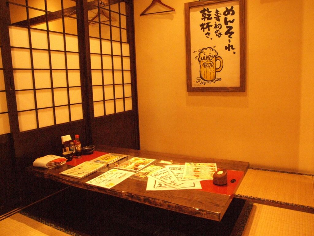 お座敷でのんびり三線を聞きながら沖縄のゆったりした時間を過ごせます