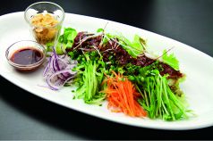 料理メニュー写真 炙りカツオのピリ辛韓国まぜまぜサラダ