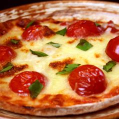 料理メニュー写真 ユースイトマトと五種類ハーブ野菜のパルメジャーノピザ