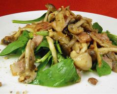 料理メニュー写真&nbsp;きのことベーコンのホウレン草サラダ