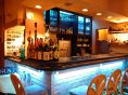 ブルーにライトアップされるバーカウンター