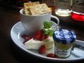 料理メニュー写真&nbsp;フルーツとクリームチーズのデンマーク産ハチミツ添え